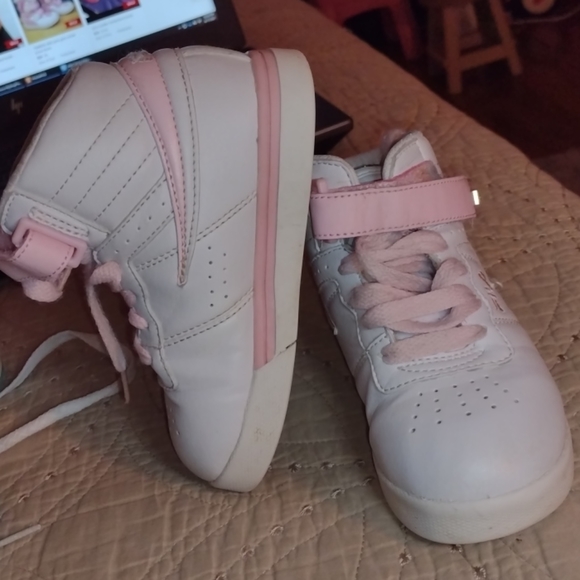 Girls old shoes size 7-1/2 Toddler - Picture 2 of 5